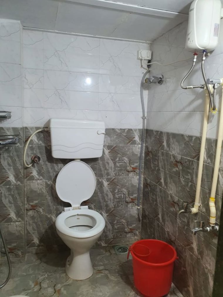 Bathroom, pali hill Pg For Girls In Pali Hill 10167011