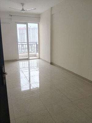Room in 2 BHK Apartment at Signature Global Prime, Sector 63a – for Sale
