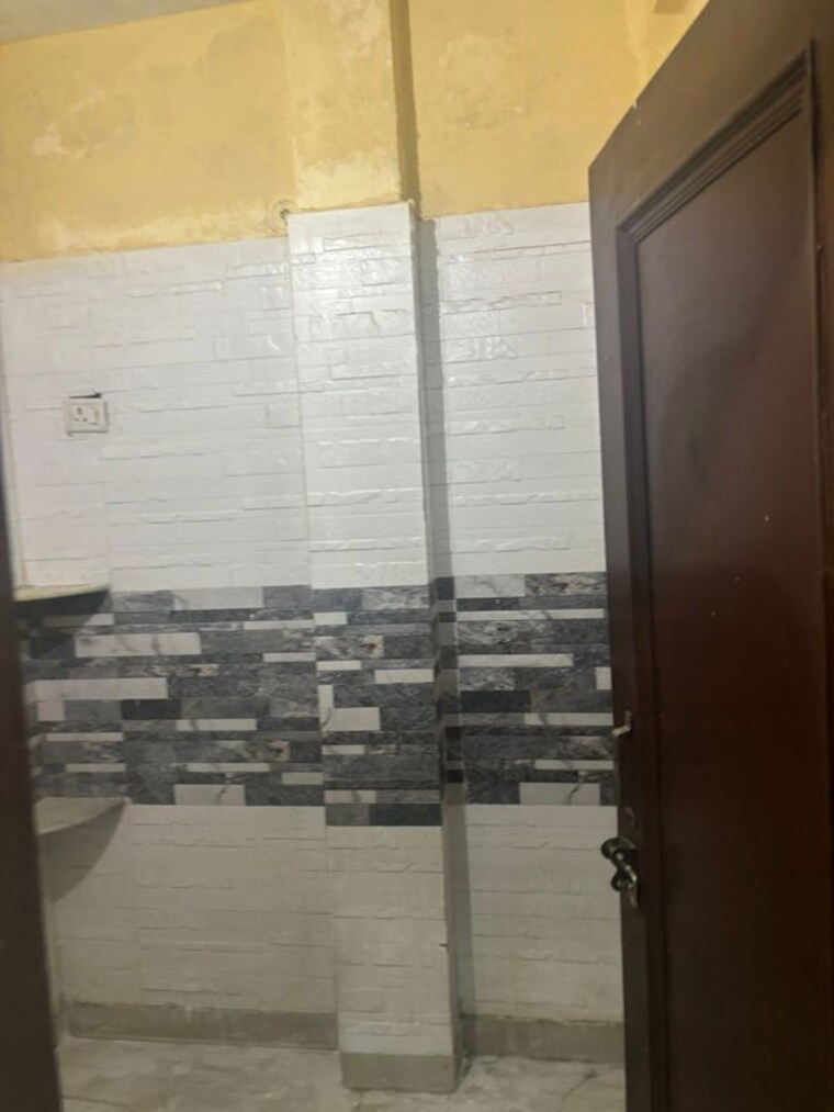Bathroom, alpha ii greater noida 1 Bedroom 60 Sq.Mt. Builder Floor In Alpha Ii Greater Noida Greater Noida 10167067