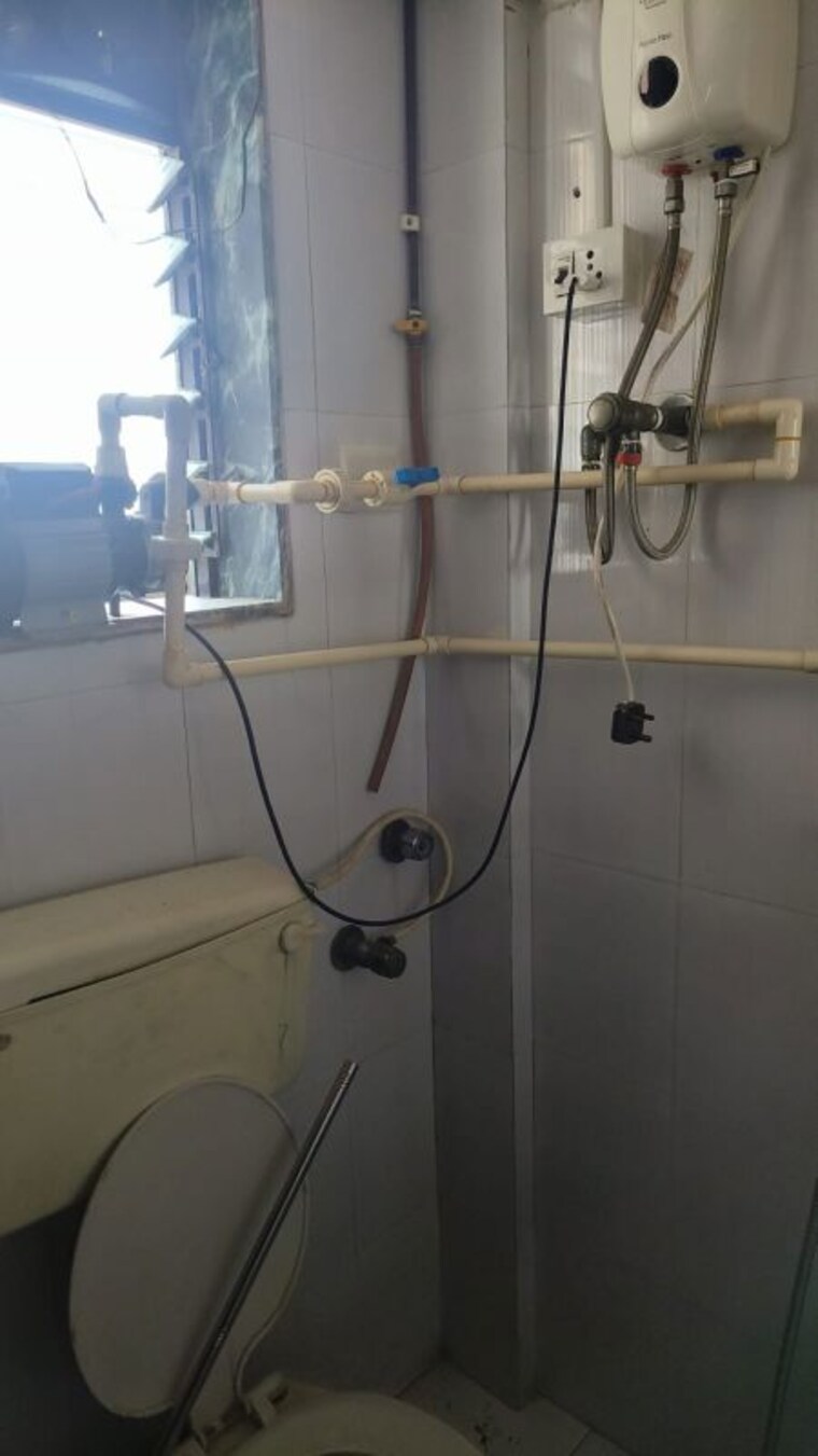 Bathroom, vakola 1 Bedroom 300 Sq.Ft. Apartment In Vakola Mumbai 10167218