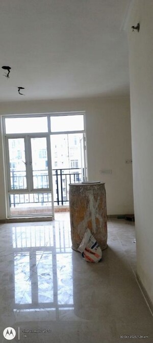 Room in 3 BHK Apartment at Omaxe R2, Gomti Nagar – for Sale