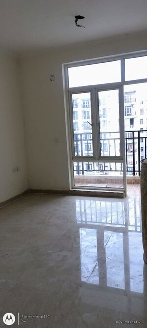 Room in 3 BHK Apartment at Omaxe R2, Gomti Nagar – for Sale