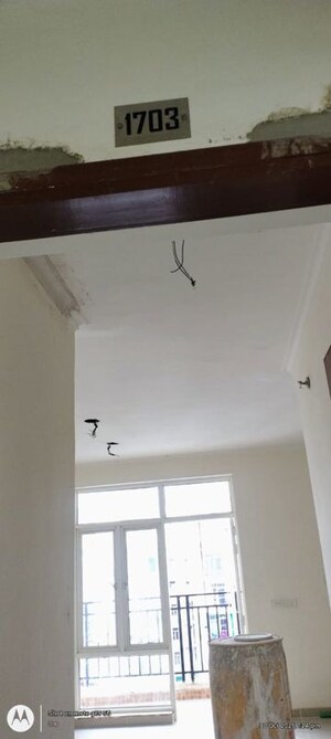 Room in 3 BHK Apartment at Omaxe R2, Gomti Nagar – for Sale