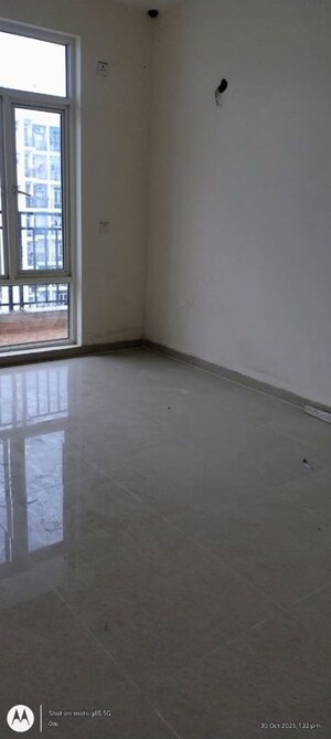 Room in 3 BHK Apartment at Omaxe R2, Gomti Nagar – for Sale