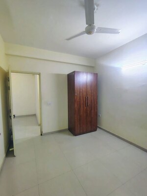 Room in 2 BHK Apartment at Signature Global Prime, Sector 63a – for Rent
