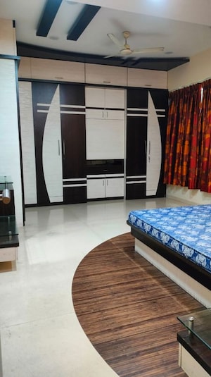 Bedroom in 2 BHK Apartment at Kalpataru Towers, Kandivali East – for Rent
