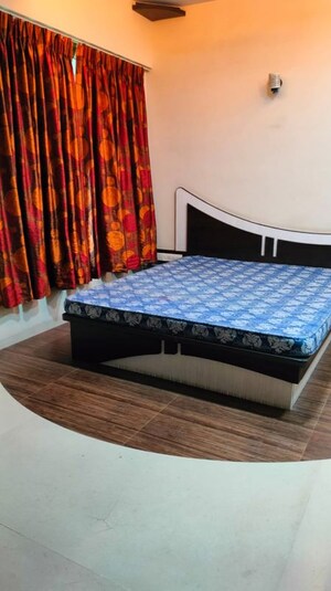 Bedroom in 2 BHK Apartment at Kalpataru Towers, Kandivali East – for Rent