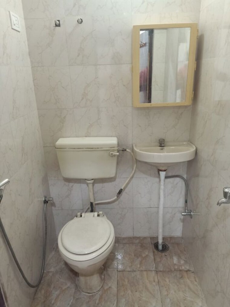 Bathroom, kalkaji 1 RK 300 Sq.Ft. Builder Floor In Kalkaji Delhi 10167574