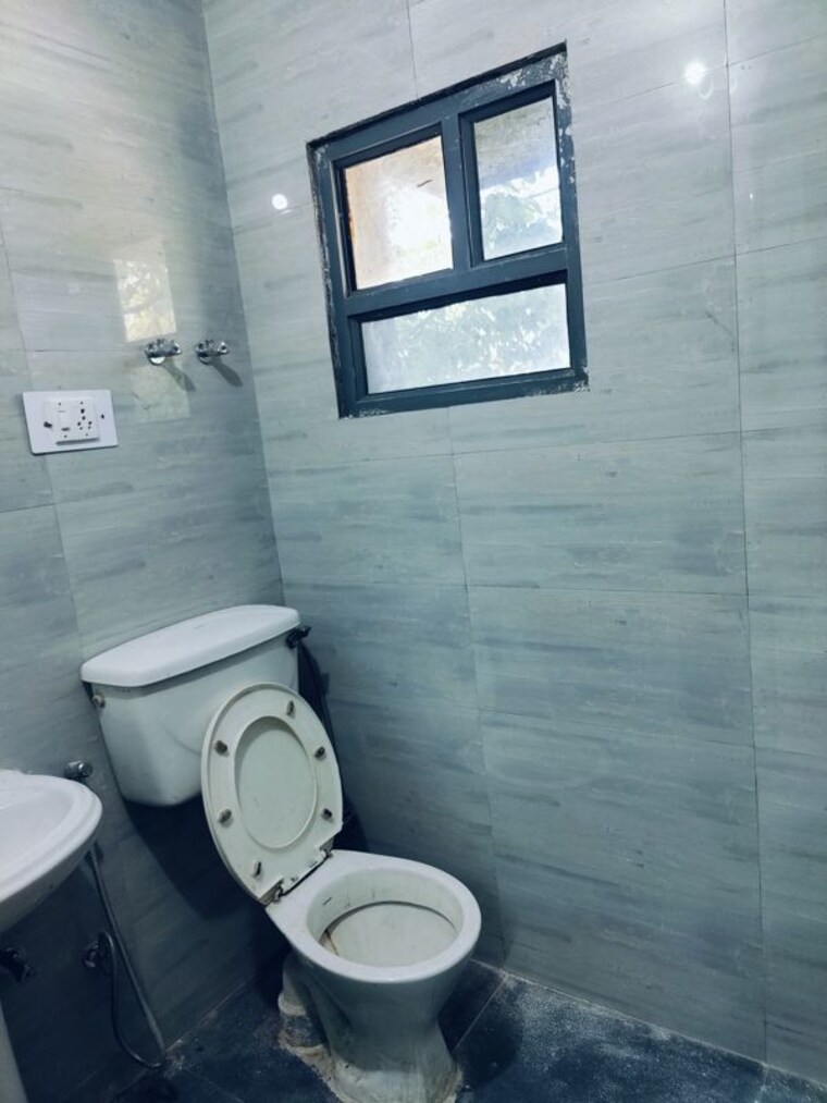 Bathroom, shatabdi-vihar 2 Bedroom 950 Sq.Ft. Apartment In Sector 52 Noida 10167676