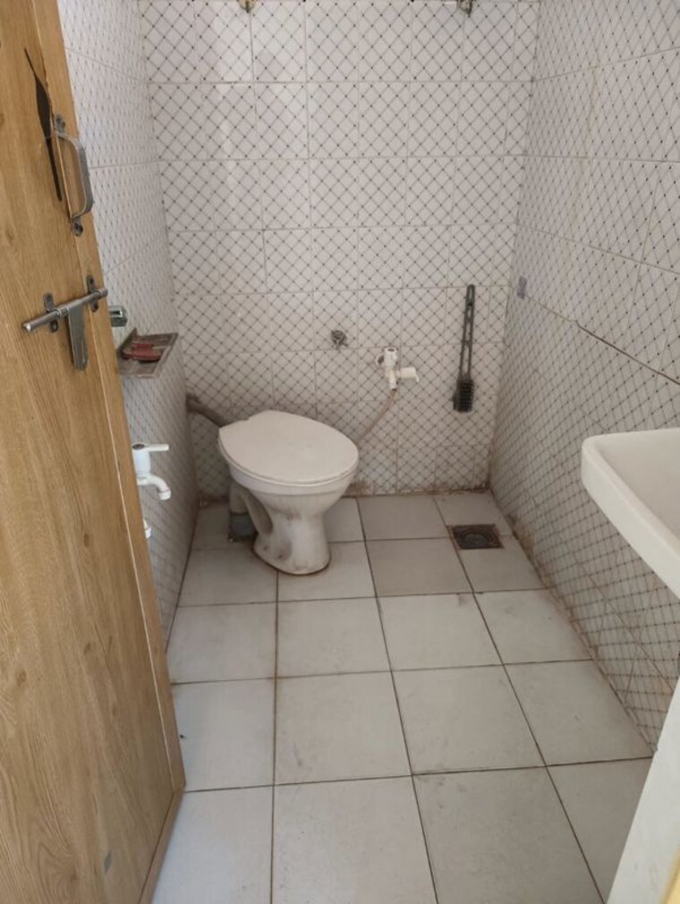 Bathroom, satellite 3 Bedroom 165 Sq.Yd. Apartment In Satellite Ahmedabad 10167690