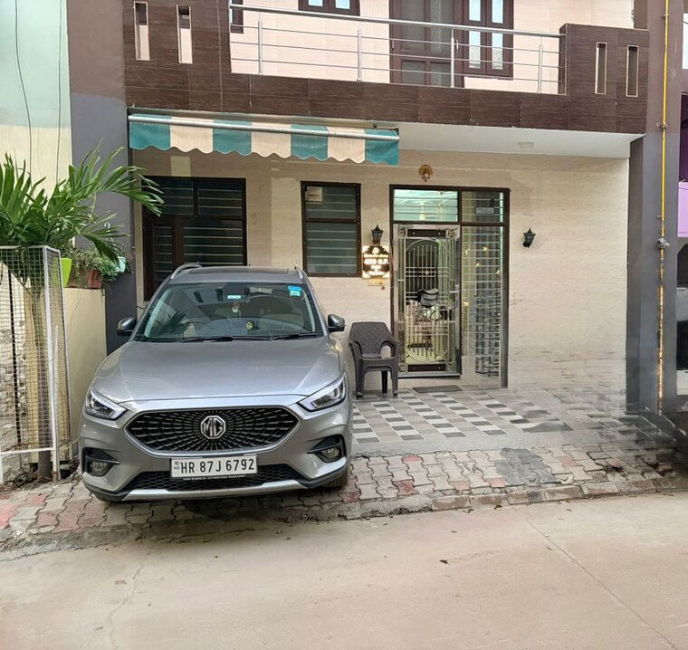  Parking, sainik-plaza 3 Bedroom 250 Sq.Yd. Builder Floor In Sector 49 Faridabad 10167318