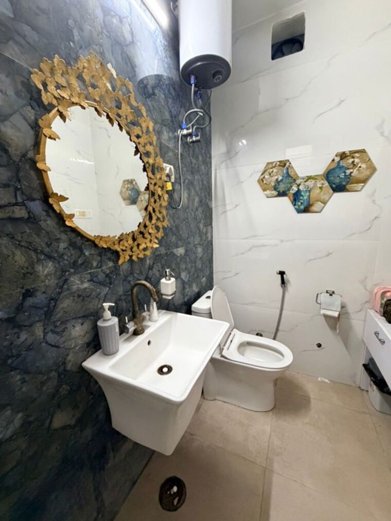 Bathroom, sainik-plaza 3 Bedroom 250 Sq.Yd. Builder Floor In Sector 49 Faridabad 10167318