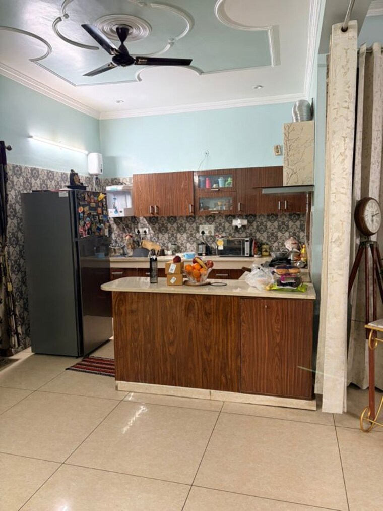 Living Room, sainik-plaza 3 Bedroom 250 Sq.Yd. Builder Floor In Sector 49 Faridabad 10167318