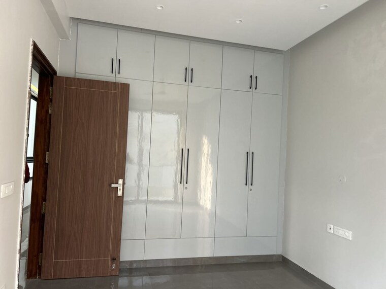 Room, emaar-mgf-emerald-hills 3.5 Bedroom 2250 Sq.Ft. Apartment In Sector 65 Gurgaon 10167988