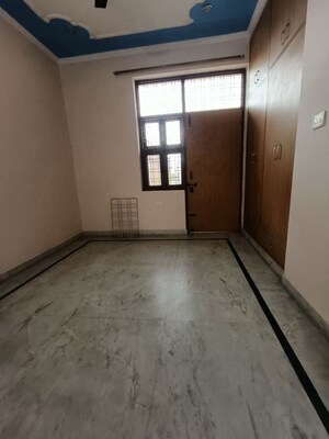 Room in 2 BHK Builder Floor at Sector 10a – for Rent