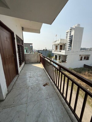 2 BHK Builder Floor For Rent in Aman Vihar
