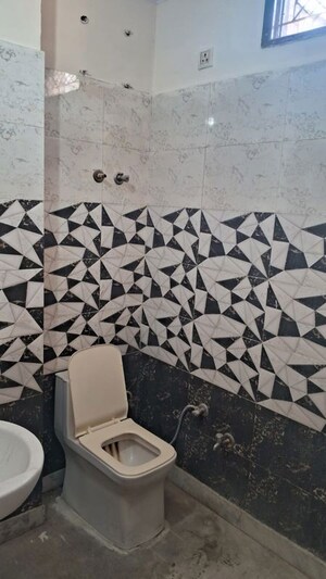 Parking in 1.5 BHK Builder Floor at Preet Vihar – for Rent