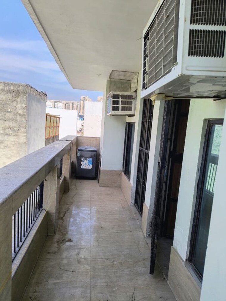 Balcony, sector 43 2 Bedroom 175 Sq.Yd. Builder Floor In Sector 43 Gurgaon 10168196