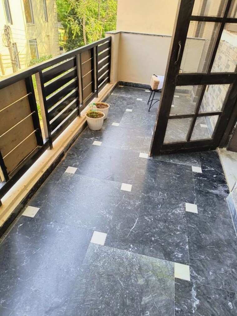 Balcony, sector 43 2 Bedroom 175 Sq.Yd. Builder Floor In Sector 43 Gurgaon 10168196