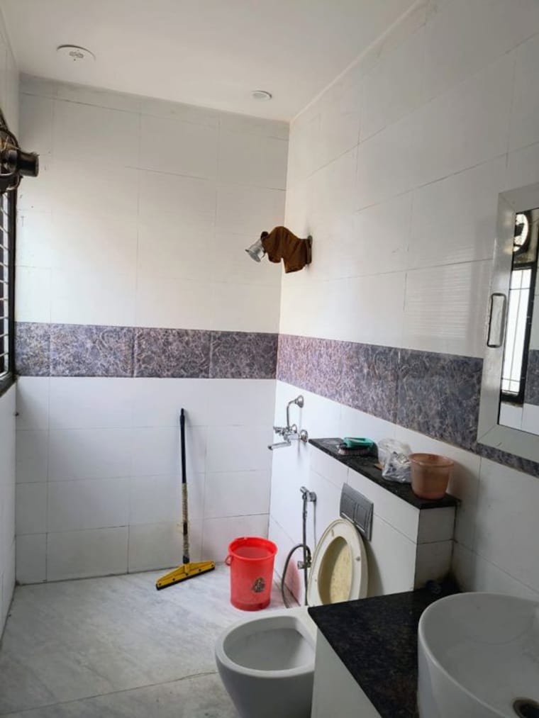 Bathroom, sector 43 2 Bedroom 175 Sq.Yd. Builder Floor In Sector 43 Gurgaon 10168196