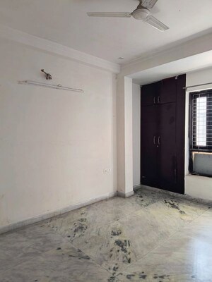 Room in 2 BHK Builder Floor at Sector 43 – for Rent