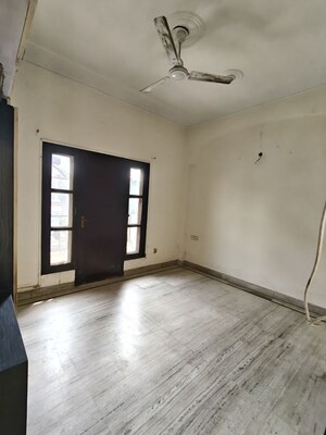 Room in 3 BHK Builder Floor at Craft Destination 43, Sector 43 – for Rent