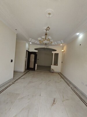 Room in 3 BHK Builder Floor at Craft Destination 43, Sector 43 – for Rent