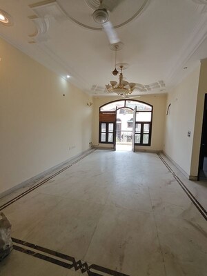 Room in 3 BHK Builder Floor at Craft Destination 43, Sector 43 – for Rent