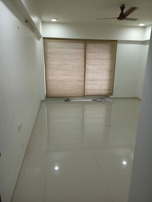 Bedroom in 4 BHK Apartment at Nehru Nagar – for Rent