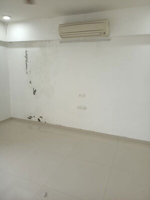 Room in 4 BHK Apartment at Nehru Nagar – for Rent