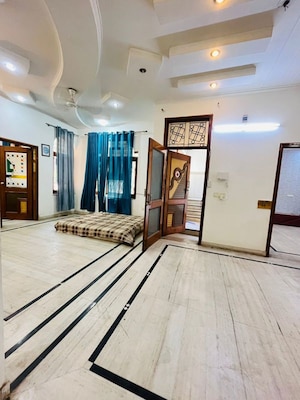 Room in 3 BHK Builder Floor at Sector 38 – for Rent