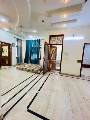 Room in 3 BHK Builder Floor at Sector 39 – for Rent