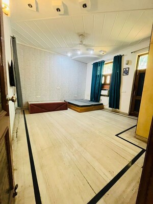 Bedroom in 3 BHK Builder Floor at Sector 39 – for Rent