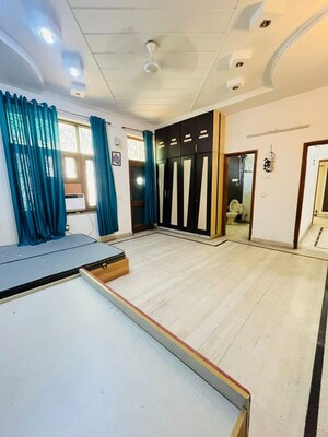 Bedroom in 3 BHK Builder Floor at Sector 39 – for Rent