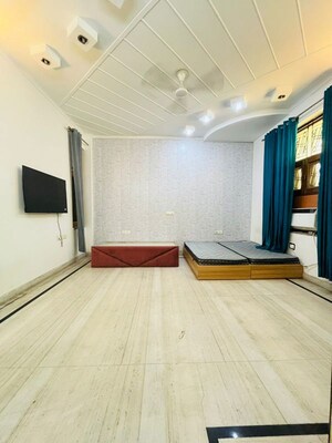 Bedroom in 3 BHK Builder Floor at Sector 40 – for Rent