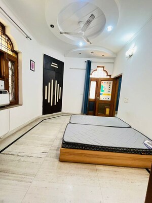 Living Room in 3 BHK Builder Floor at Sector 40 – for Rent