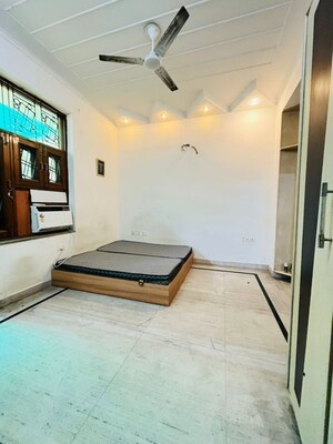 Living Room in 3 BHK Builder Floor at Sector 40 – for Rent