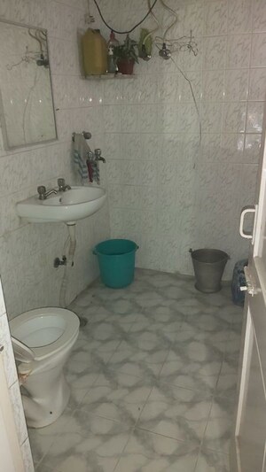 Bathroom in 1 RK Apartment at Mayur Vihar – for Rent