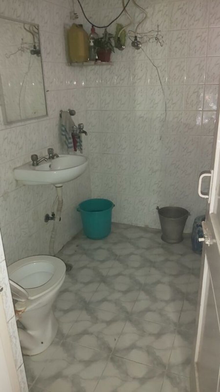 Bathroom, mayur vihar 1 RK 280 Sq.Ft. Apartment In Mayur Vihar Delhi 10168394