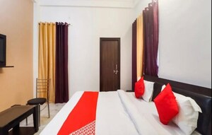 Bedroom in 6+ BHK Independent House at Gomti Nagar – for Rent