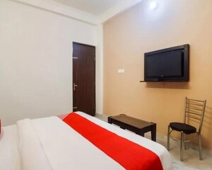 Bedroom in 6+ BHK Independent House at Gomti Nagar – for Rent