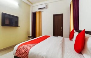 Bedroom in 6+ BHK Independent House at Gomti Nagar – for Rent