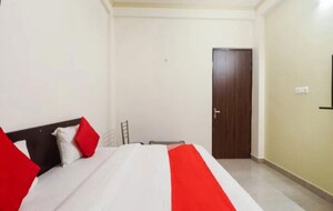 Bedroom in 6+ BHK Independent House at Gomti Nagar – for Rent