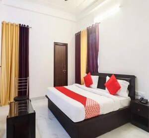 Bedroom in 6+ BHK Independent House at Gomti Nagar – for Rent