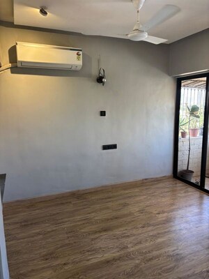 Room in 1 BHK Apartment at Juhu Abhishek Chs Ltd, Andheri West – for Rent