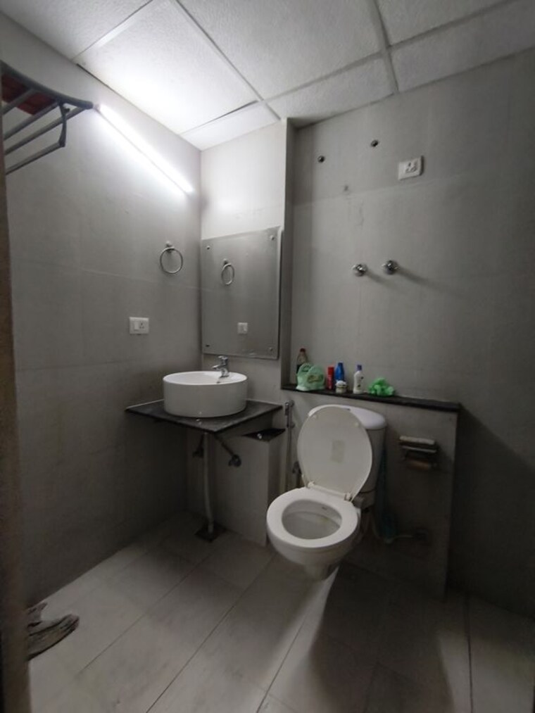 Bathroom, sushma-infinium 4 Bedroom 2250 Sq.Ft. Apartment In Ghazipur Zirakpur 10168484