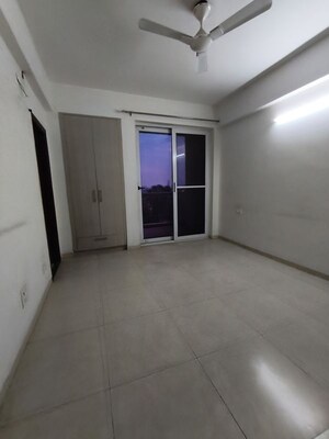 Room in 4 BHK Apartment at Sushma Infinium, Ghazipur – for Rent