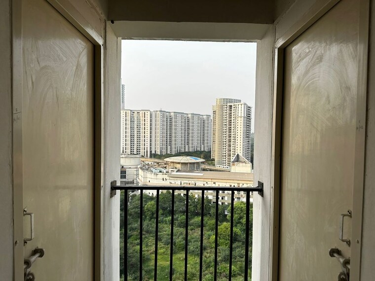 Balcony, dlf-the-camellias Studio 280 Sq.Ft. Apartment In Sector 42 Gurgaon 10168497