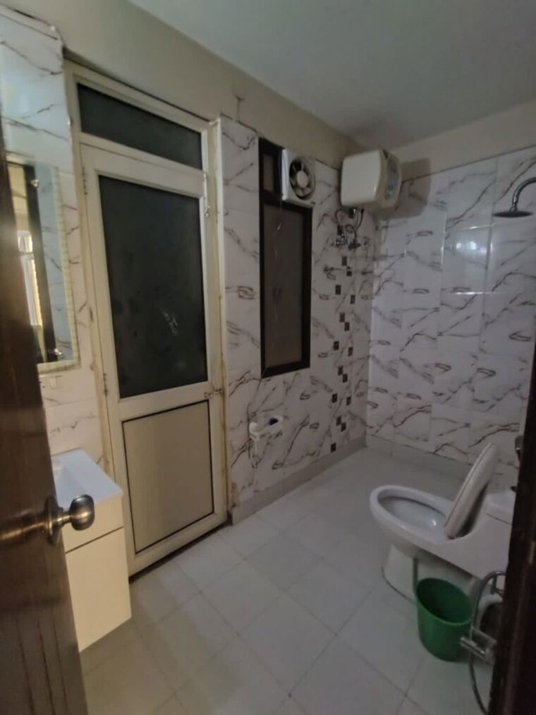 Bathroom, unitech-south-city-ii 3 Bedroom 1800 Sq.Ft. Builder Floor In Sector 50 Gurgaon 10168492