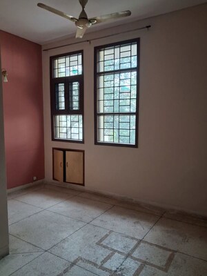 Room in 2.5 BHK Builder Floor at Unitech South City II, Sector 50 – for Rent